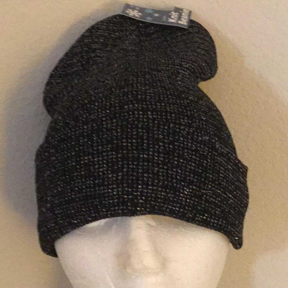 ⛄️🖤NWT Metiallic Thread Knit Beanie Must Have⛄️🖤
